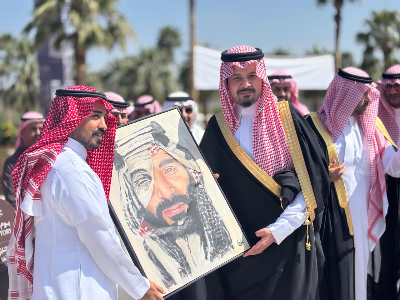 لحظة تسليم عمل مُهدى