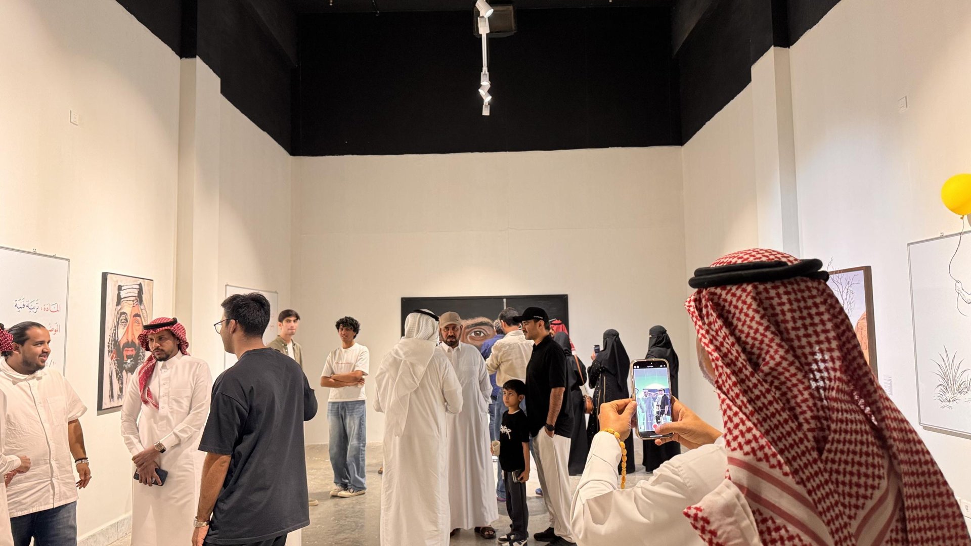 مشهد من افتتاح المعرض الشخصي بُعد خامس